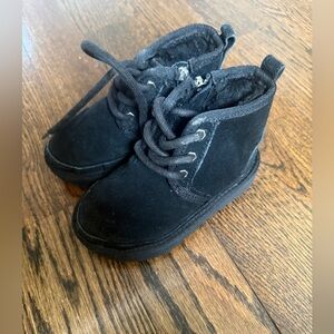 $105 UGG Kids Black Suede Boots Neumel II Sz 7